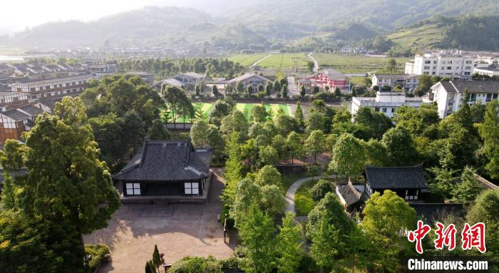 龙门古镇青龙寺大殿饱经风雨沧桑，该大殿建造精湛，尤其斗拱堪称建筑一绝。　刘忠俊 摄